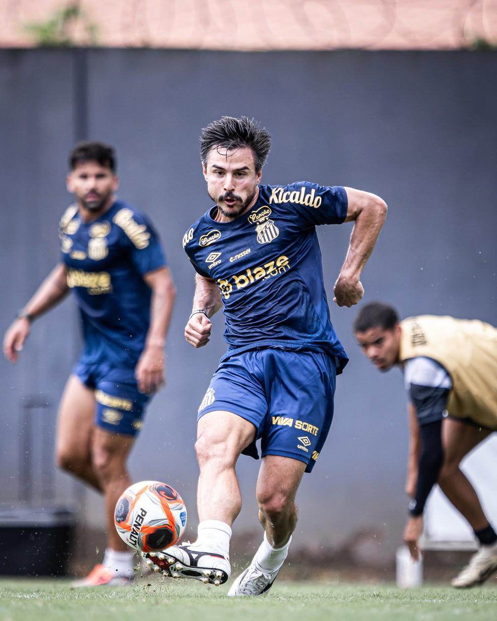 Willian Bigode em treino do Santos no CT Rei Pelé