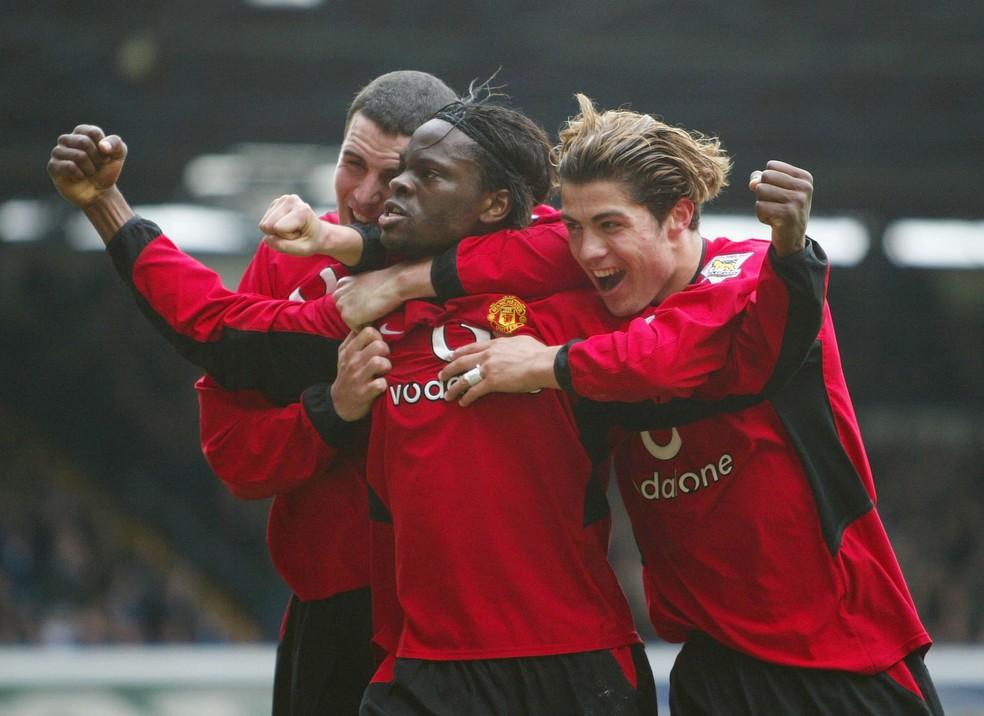 Louis Saha comemora gol com Cristiano Ronaldo no Manchester United