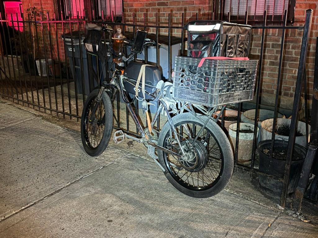 A e-bike que colidiu com Luis Cruz, causando trauma fatal na cabeça.