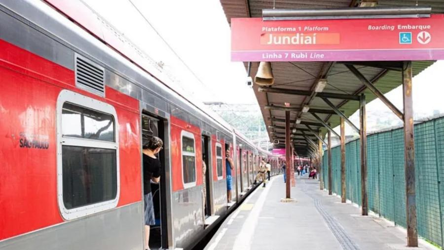 Plataforma da estação Jundiaí da linha 7-Rubi, da CPTM