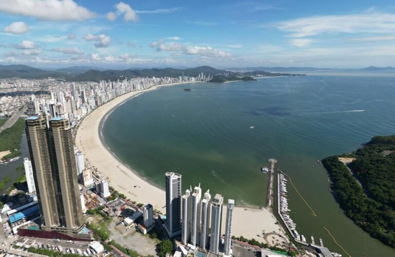 Praia Central de Balneário Camboriú está 100% própria para banho após melhorias no tratamento de esgoto