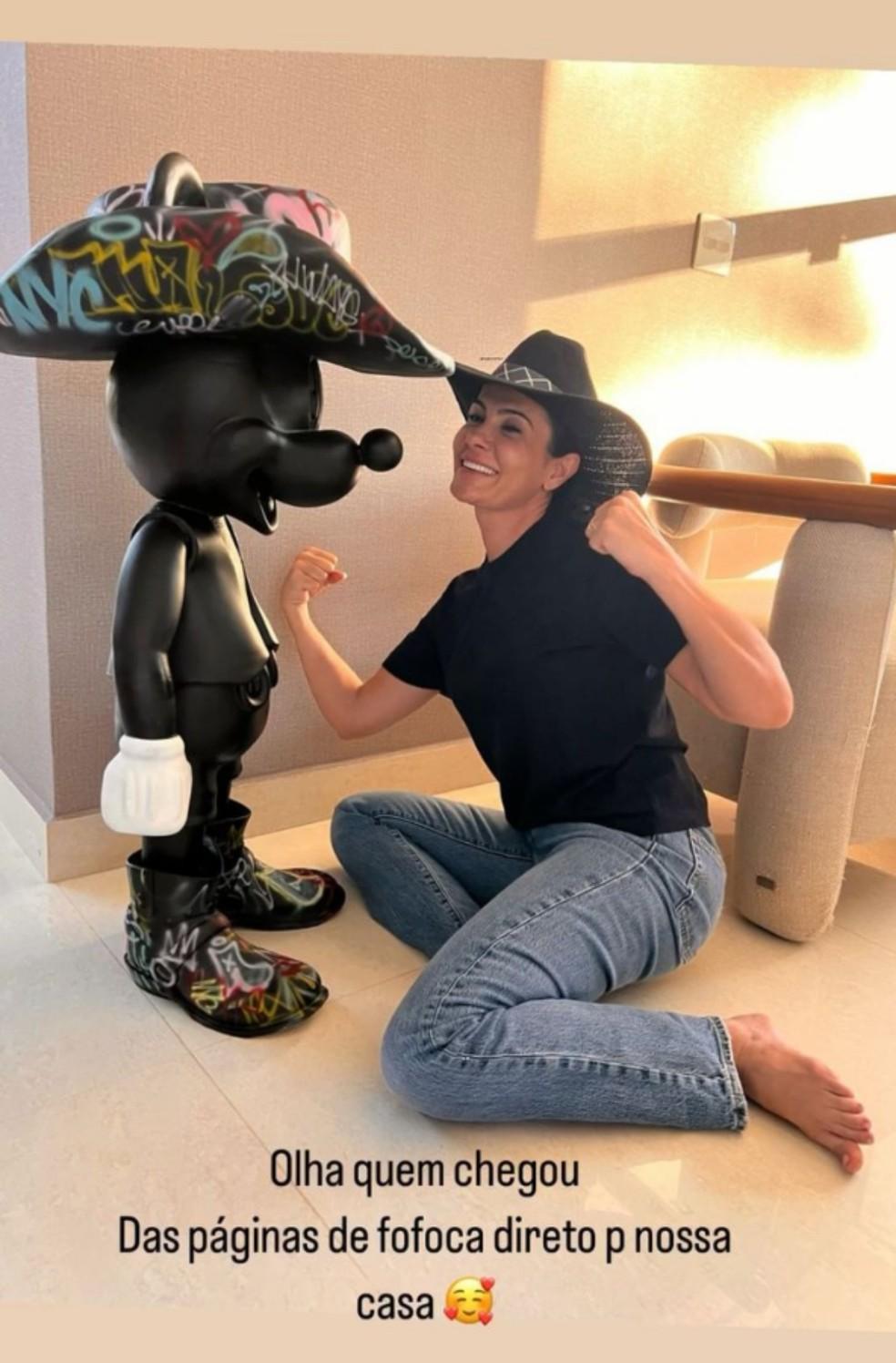 Mãe de Ana Castela posou ao lado do presente de Jon Vlogs à Ana Castela