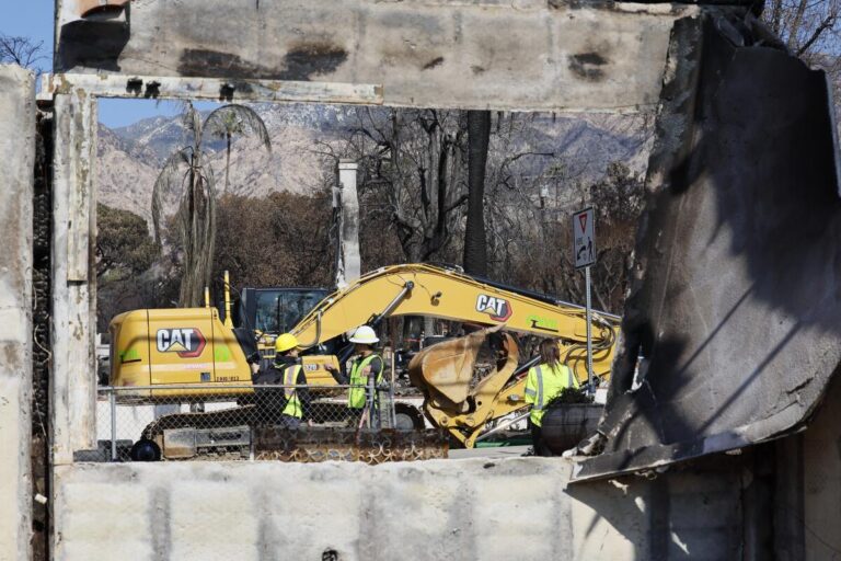 Proprietários de imóveis têm prazo estendido para optar por limpeza de detritos após incêndios na Califórnia