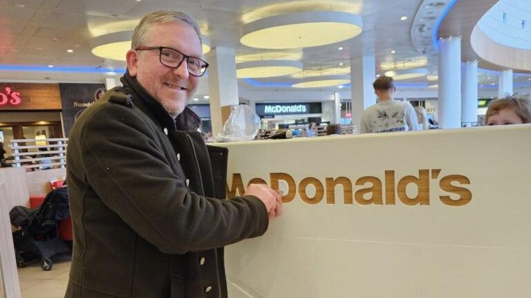Homem Viraliza ao Corrigir Placa de McDonald’s e Traz Sorrisos à Internet