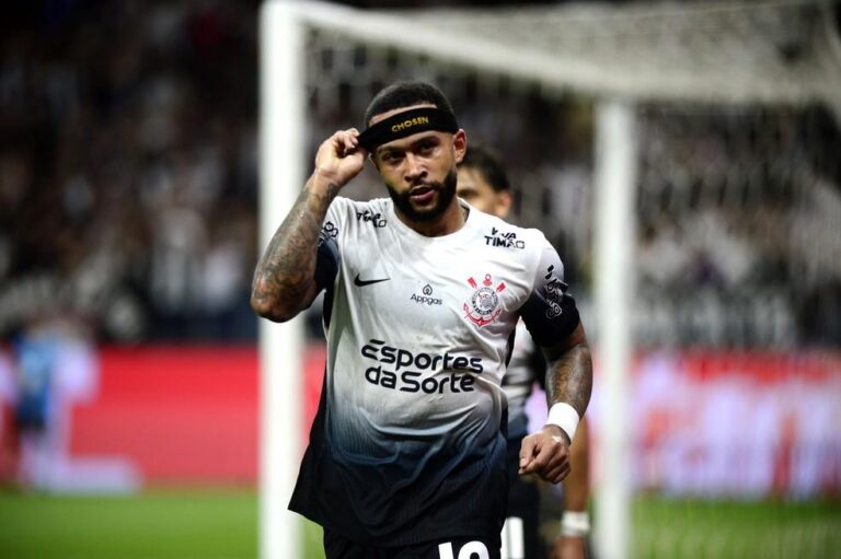 Memphis Depay brilha em vitória do Corinthians e homenageia Neymar