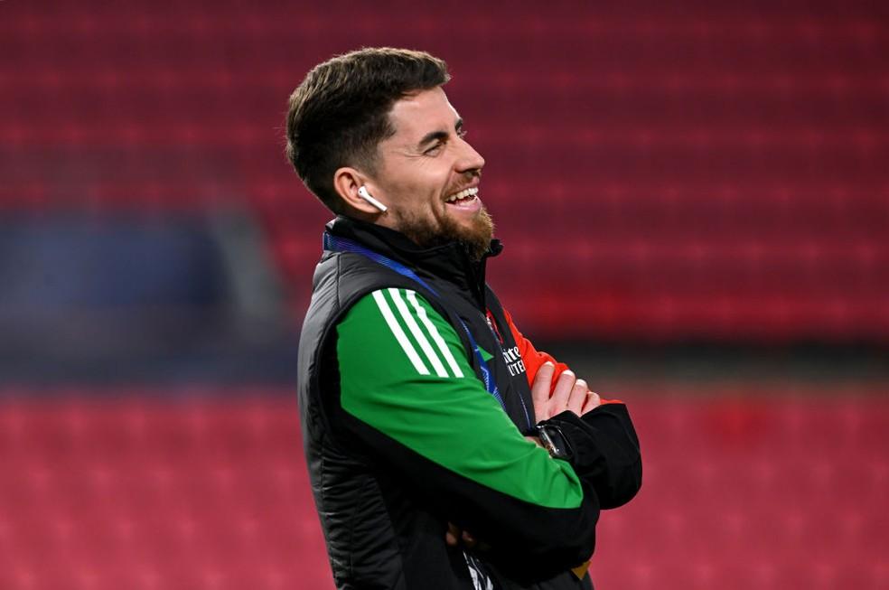 Jorginho, provável reforço do Flamengo, ri em aquecimento de PSV x Arsenal