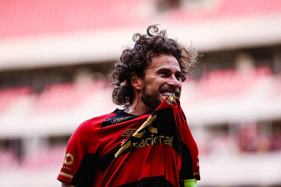 Lucas Lima, meia do Sport, vibra com gol marcado na final do Estadual