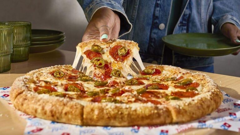 Domino’s Pizza Lança Crust Recheado para Concorrer com Rivais