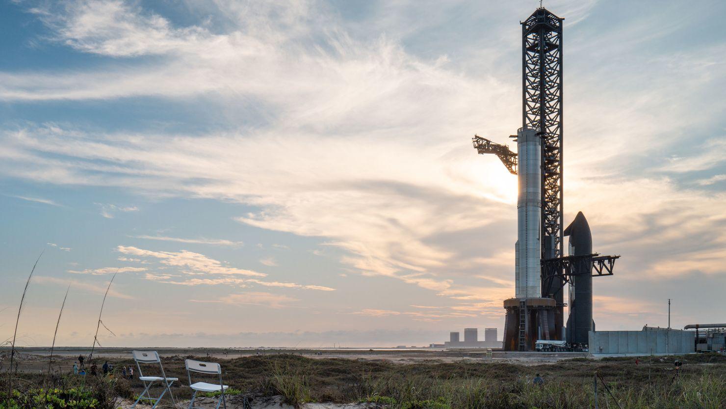 foguete Starship da SpaceX ao lado do booster Super Heavy