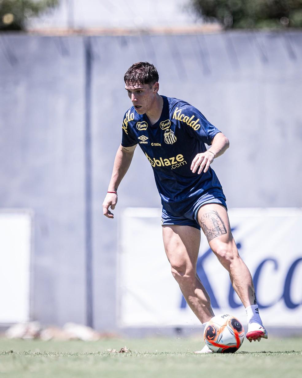 Benjamín Rollheiser durante treino do Santos no CT Rei Pelé