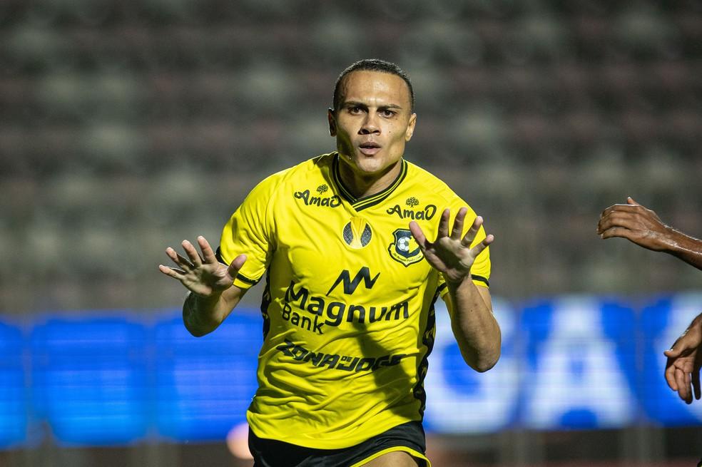 Léo Jabá comemora gol do São Bernardo contra a Portuguesa