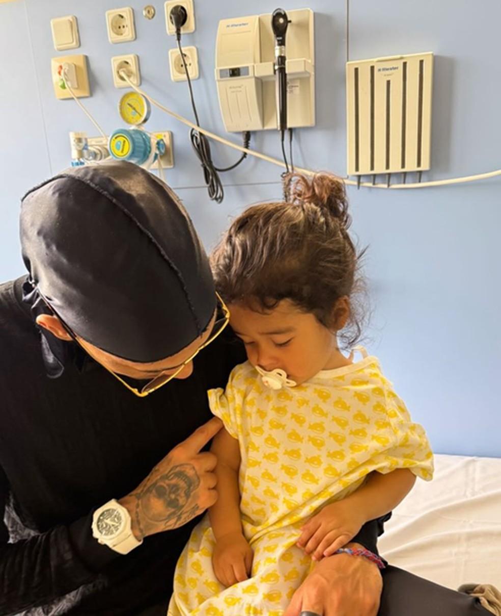 Raphinha com o filho no hospital