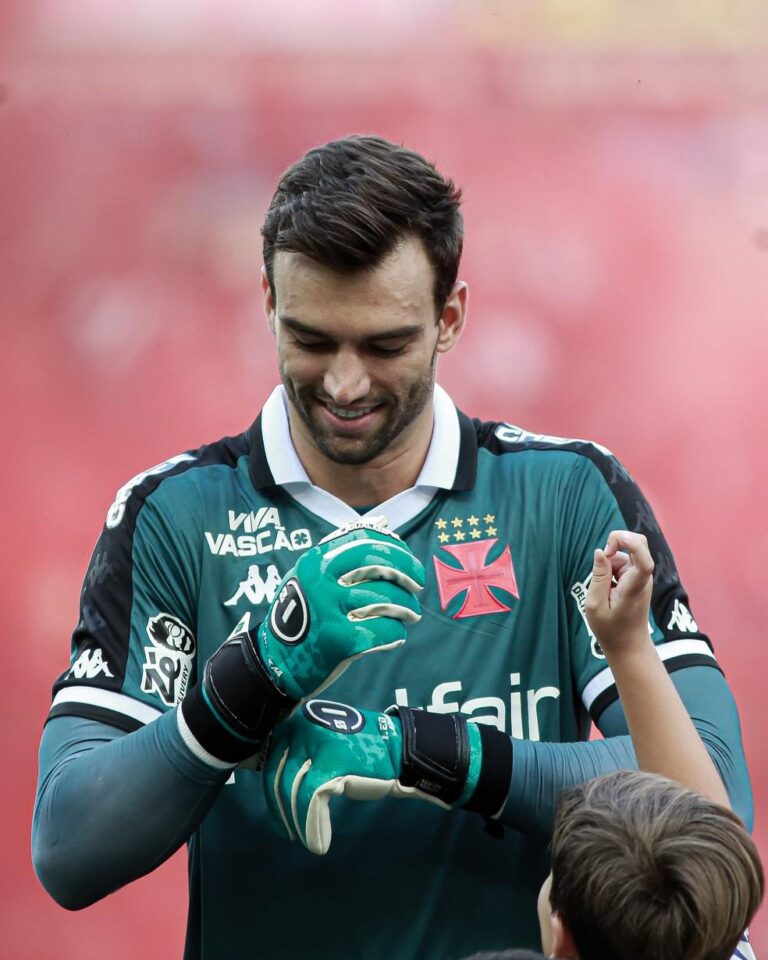 Vasco Renova Esperanças com Proposta Melhorada para Léo Jardim