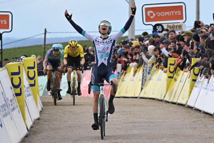 A alegria de Lenny Martinez após sua vitória na 5ª etapa de Paris-Nice.