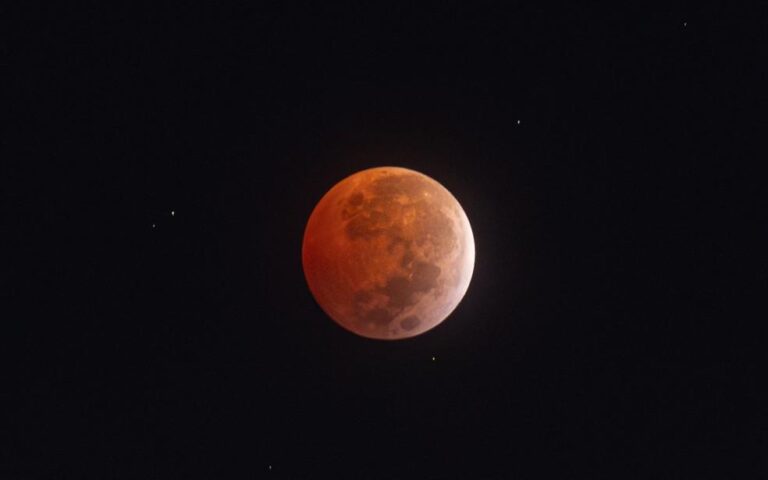 Lua de Sangue: O Fascínio do Eclipse Lunar Total em Goiás