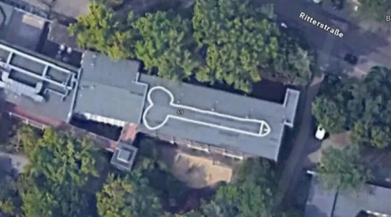 Escola em Berlim é alvo de polêmica após desenho de pênis de 20 metros em seu telhado