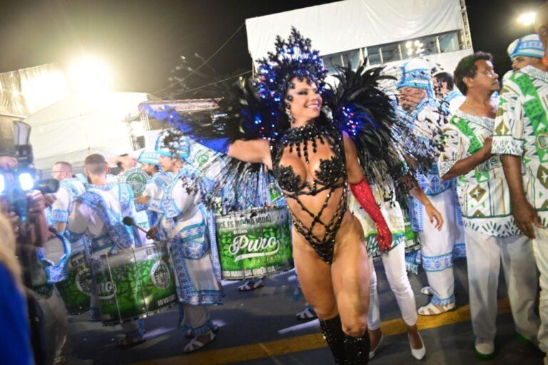 Carnaval 2025: Abertura espetacular e os looks das famosas na 1ª noite de desfiles em SP