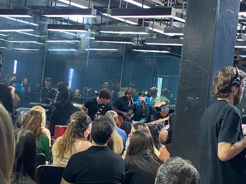 Baby do Brasil se apresentou no culto realizado na boate.