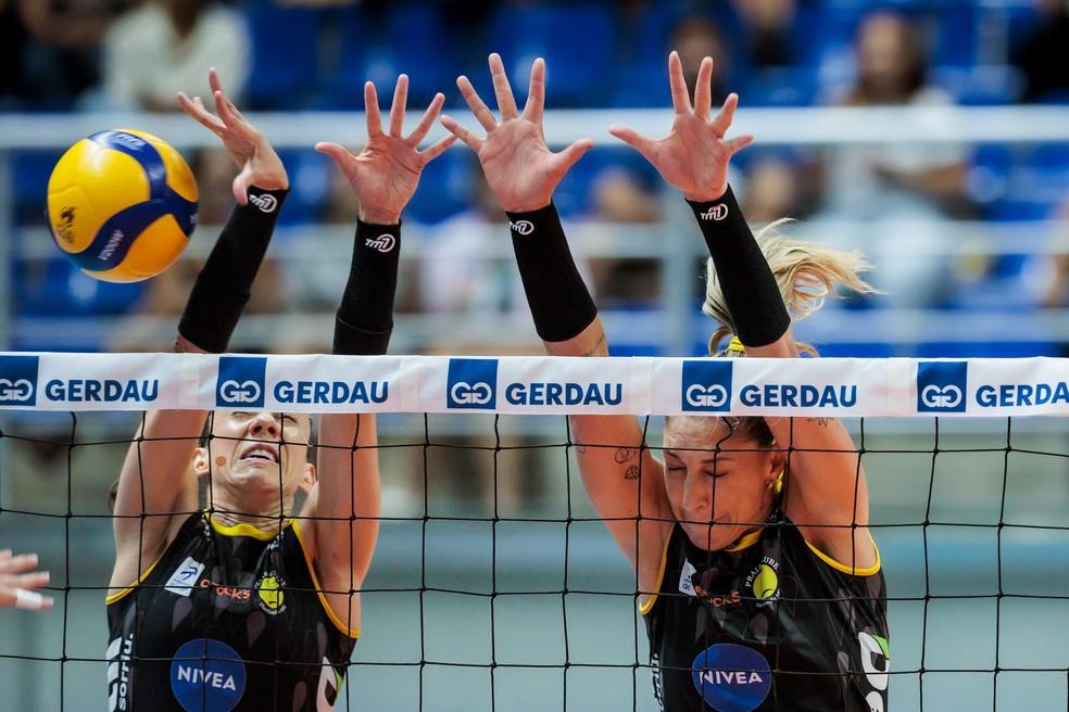 Macris e Carol Gattaz em bloqueio