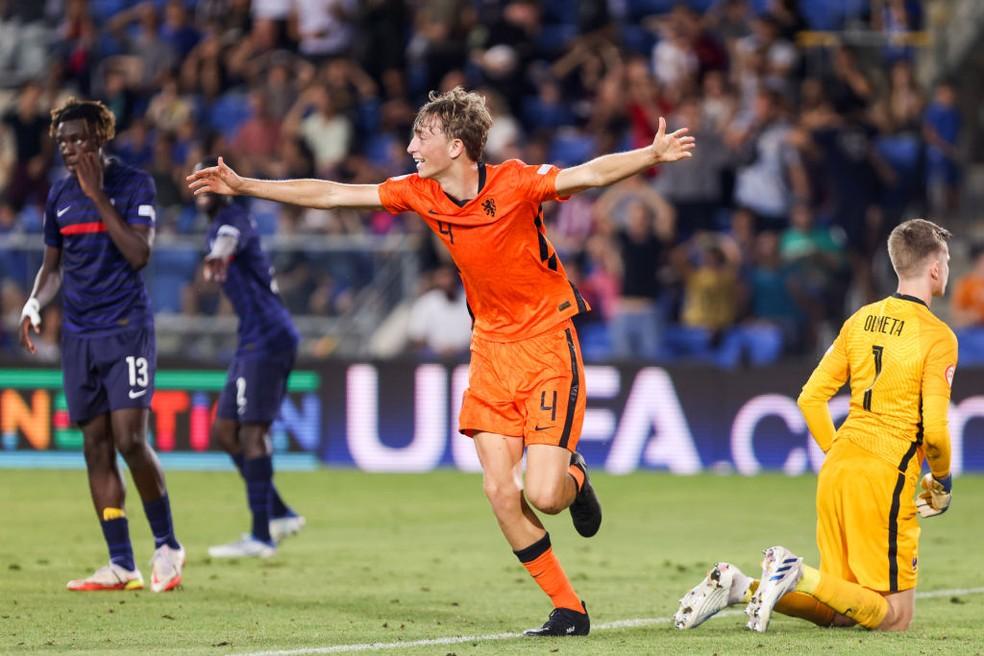 Dean Huijsen pela seleção sub-17 da Holanda.