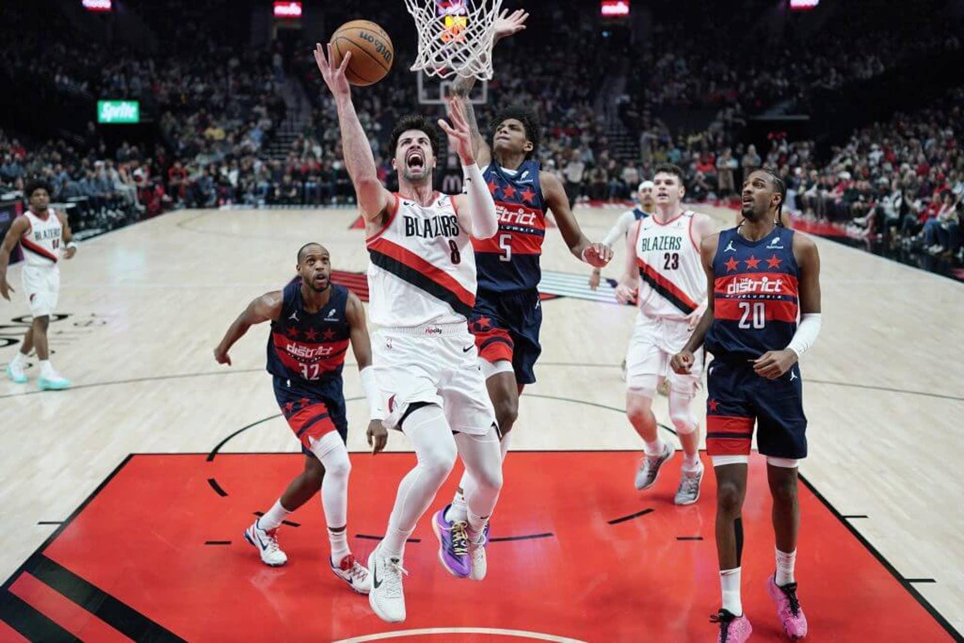 Deni Avdija realizando um arremesso durante jogo contra o Washington Wizards