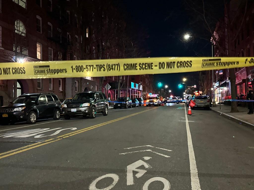 Investigação policial no local do acidente em Franklin Street, Greenpoint, Brooklyn.