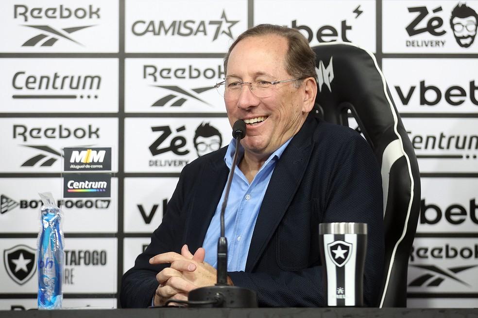 Textor concede entrevista no Nilton Santos