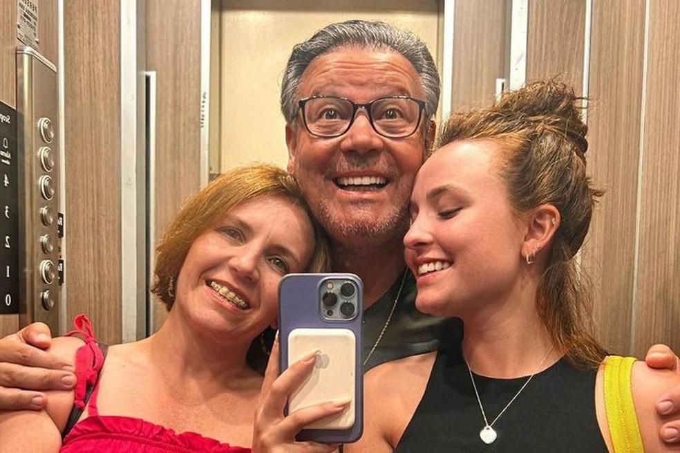 Larissa Manoela ao lado dos pais