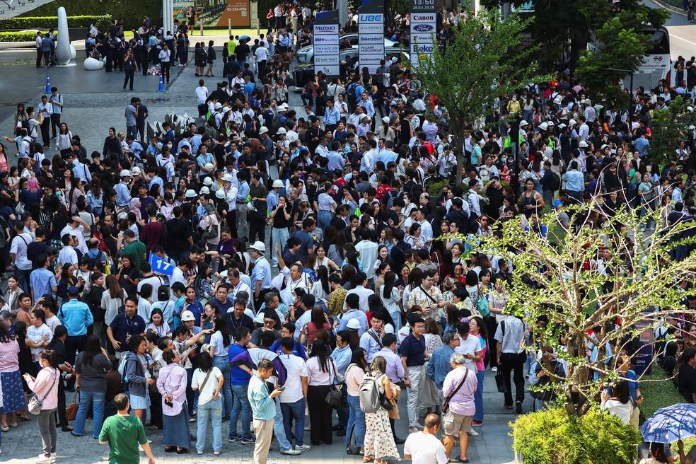 Pessoas evacuadas no Centro de Bankok, capital da Tailândia, após tremores cuasados por terremoto em Myanmar