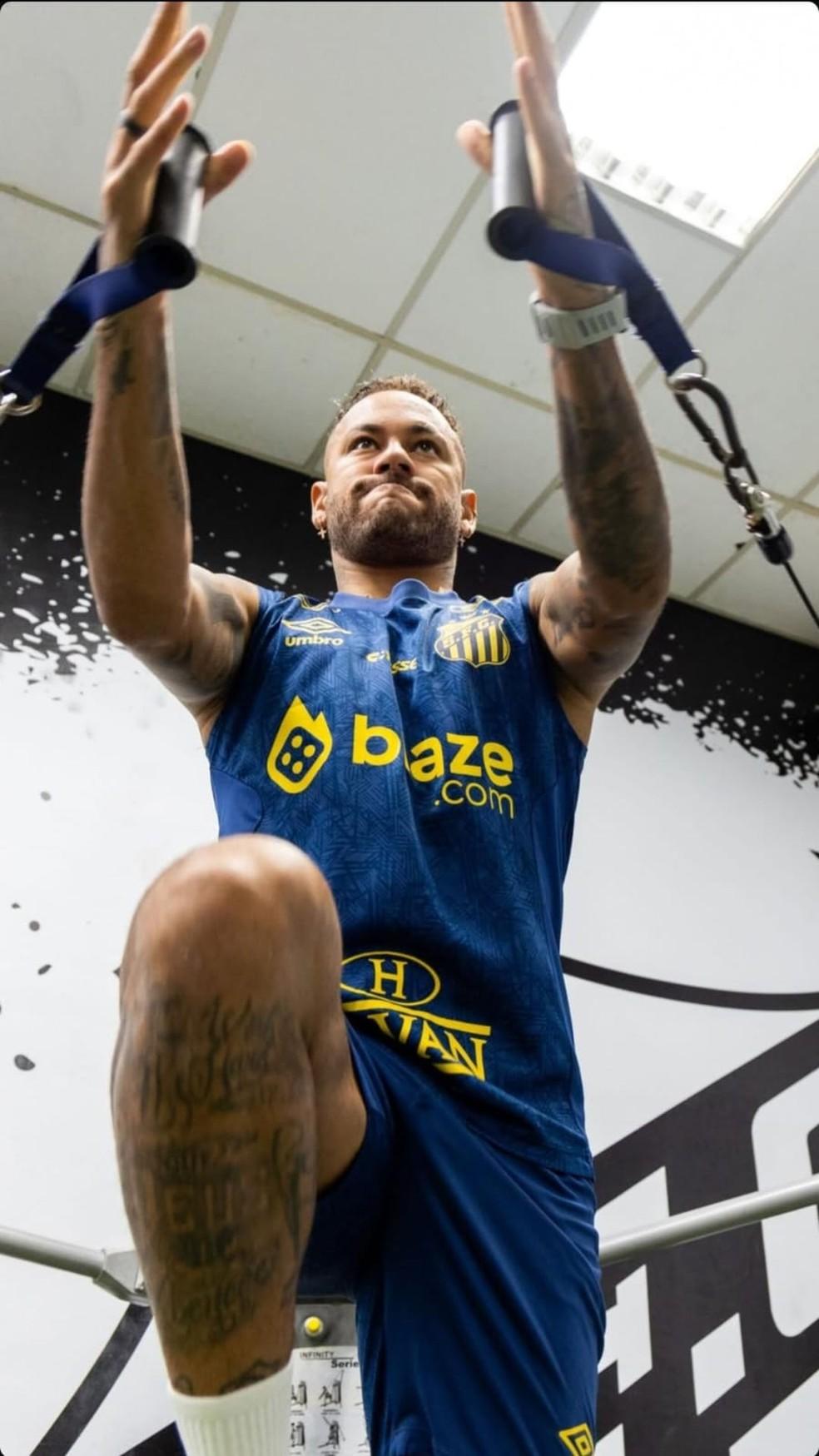 Neymar durante treino na academia do CT Rei Pelé, em Santos