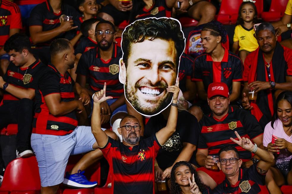 Lucas Lima é reverenciado por torcida do Sport