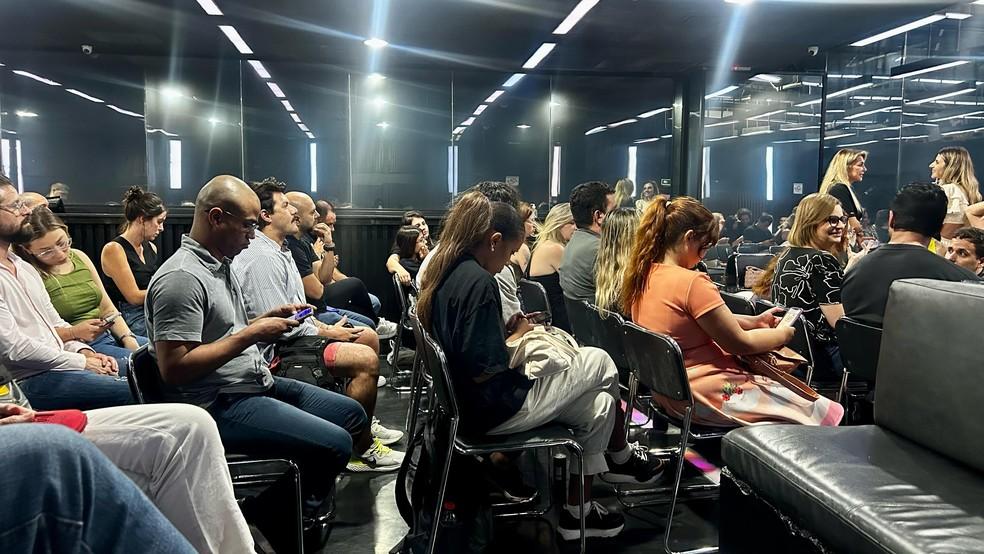 Durante culto, algumas estruturas da balada como o bar, ao lado das cadeiras, os bancos estofados e as luzes de LED foram mantidas.