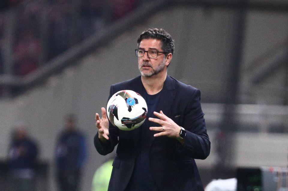 Dois ex-Benfica impõem derrota a Rui Vitória no dérbi de Atenas.