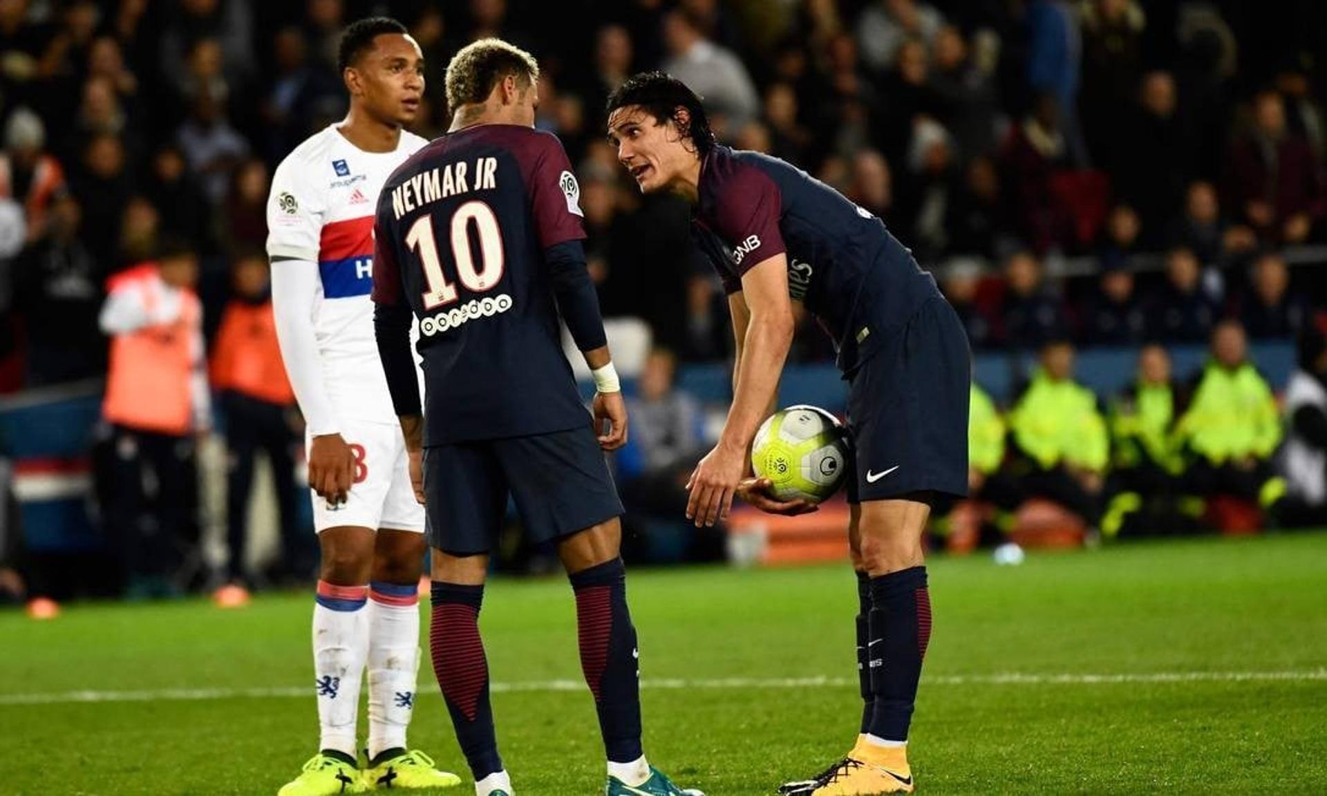 Neymar e Cavani discutem por pênalti.