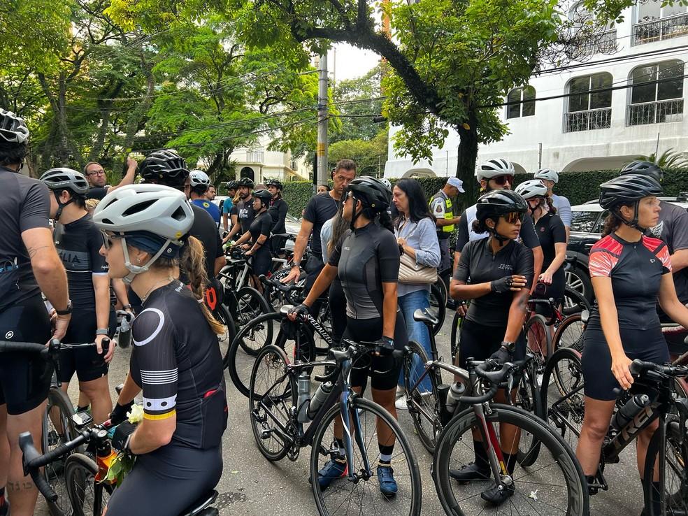 Amigos se abraçam durante ato em homenagem ao ciclista Vitor Medrado, de 46 anos