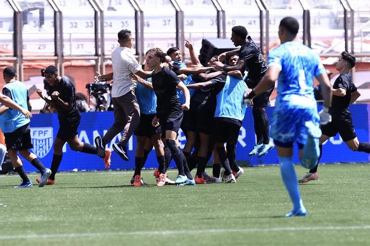 Jogadores do Corinthians comemoram gol marcado contra o São Paulo na final da Copinha.