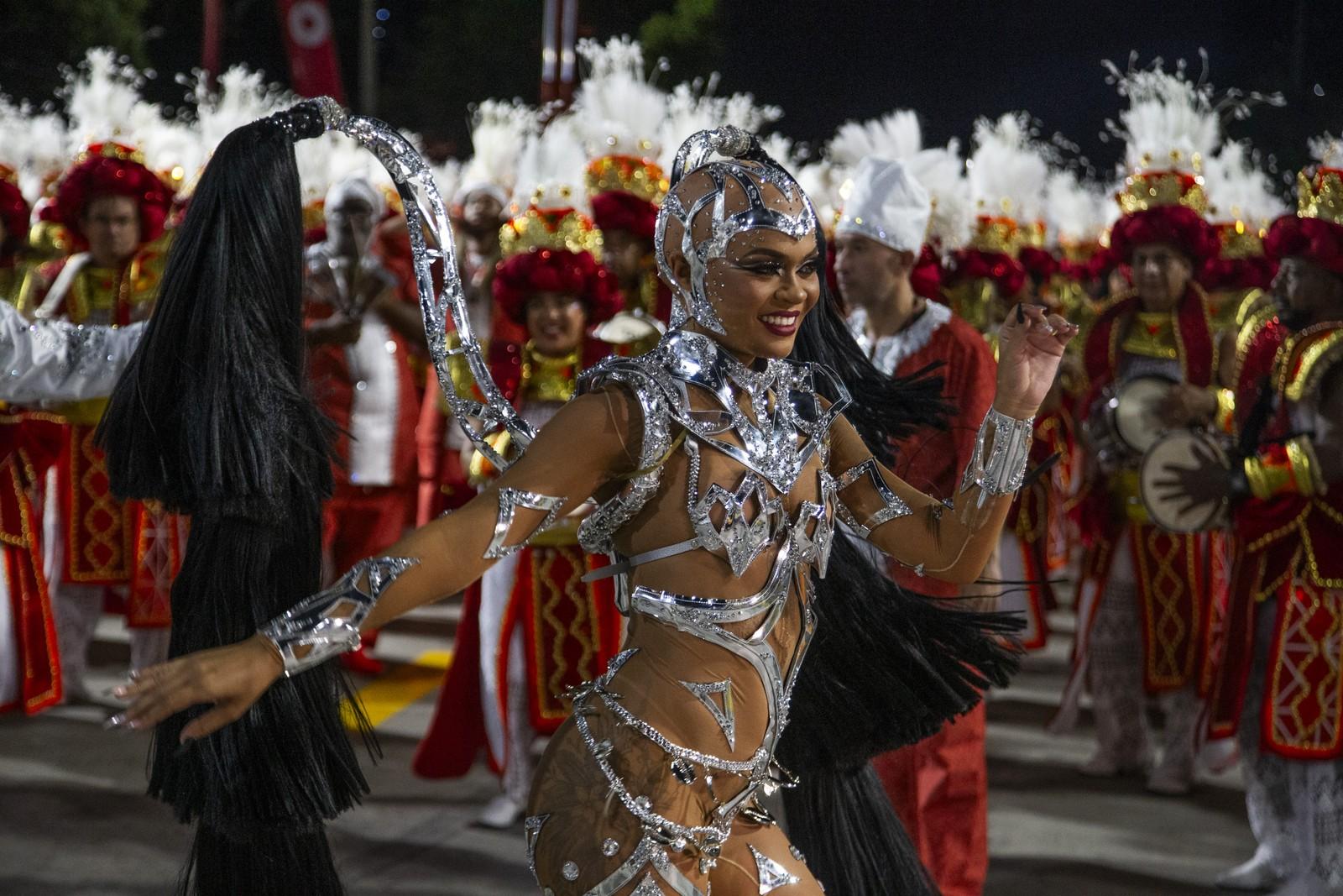 Andressa Marinho, rainha de bateria da Unidos de Padre Miguel