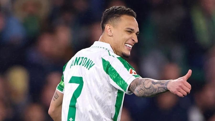 Antony durante partida pelo Betis