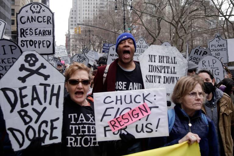Manifestantes protestam contra cortes na USAID