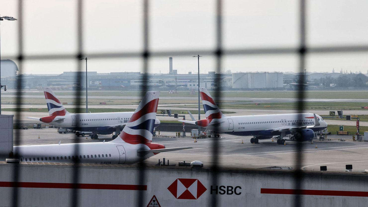 Aviões estacionados no Aeroporto Internacional de Heathrow após incêndio na subestação