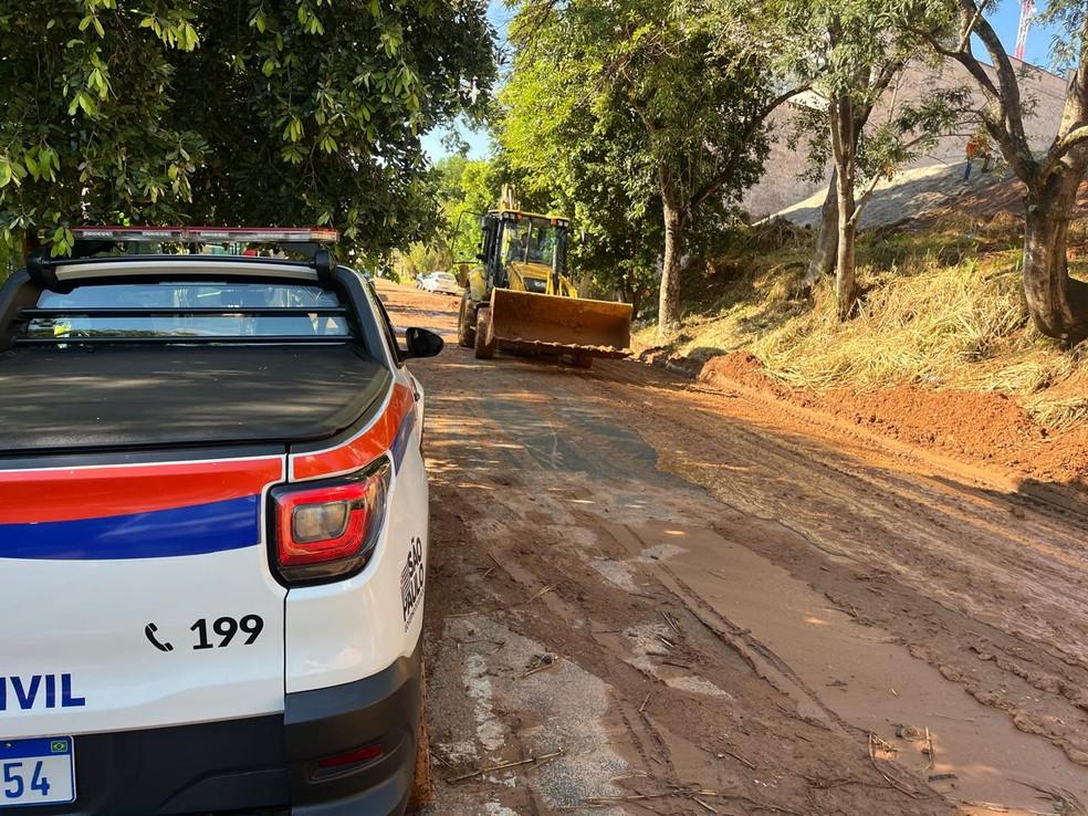 Equipe realiza limpeza na rua da escola infantil em Piracicaba