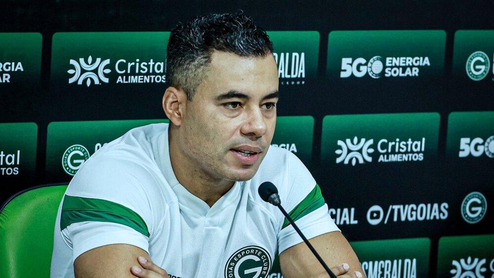 Jair Ventura, agora ex-treinador do Goiás