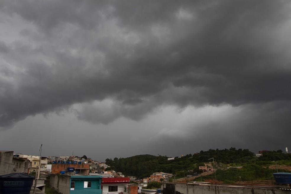O céu fechou antes de forte chuva, no bairro de Perus, região noroeste de São Paulo