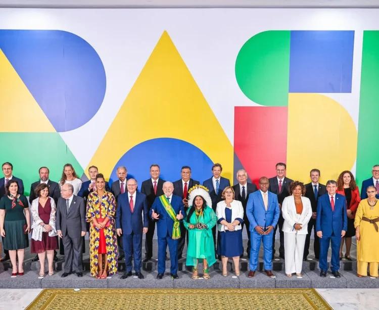 Lula atacou 'negacionistas', mas seus ministros também parecem ter esquecido de tomar a vacina.