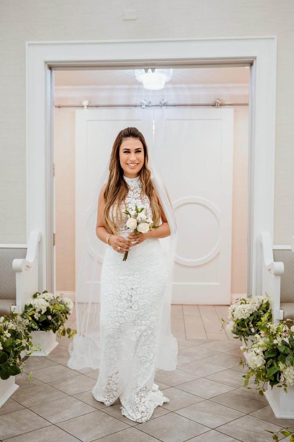 Simone Mendes vestida de noiva em sua terceira renovação de votos