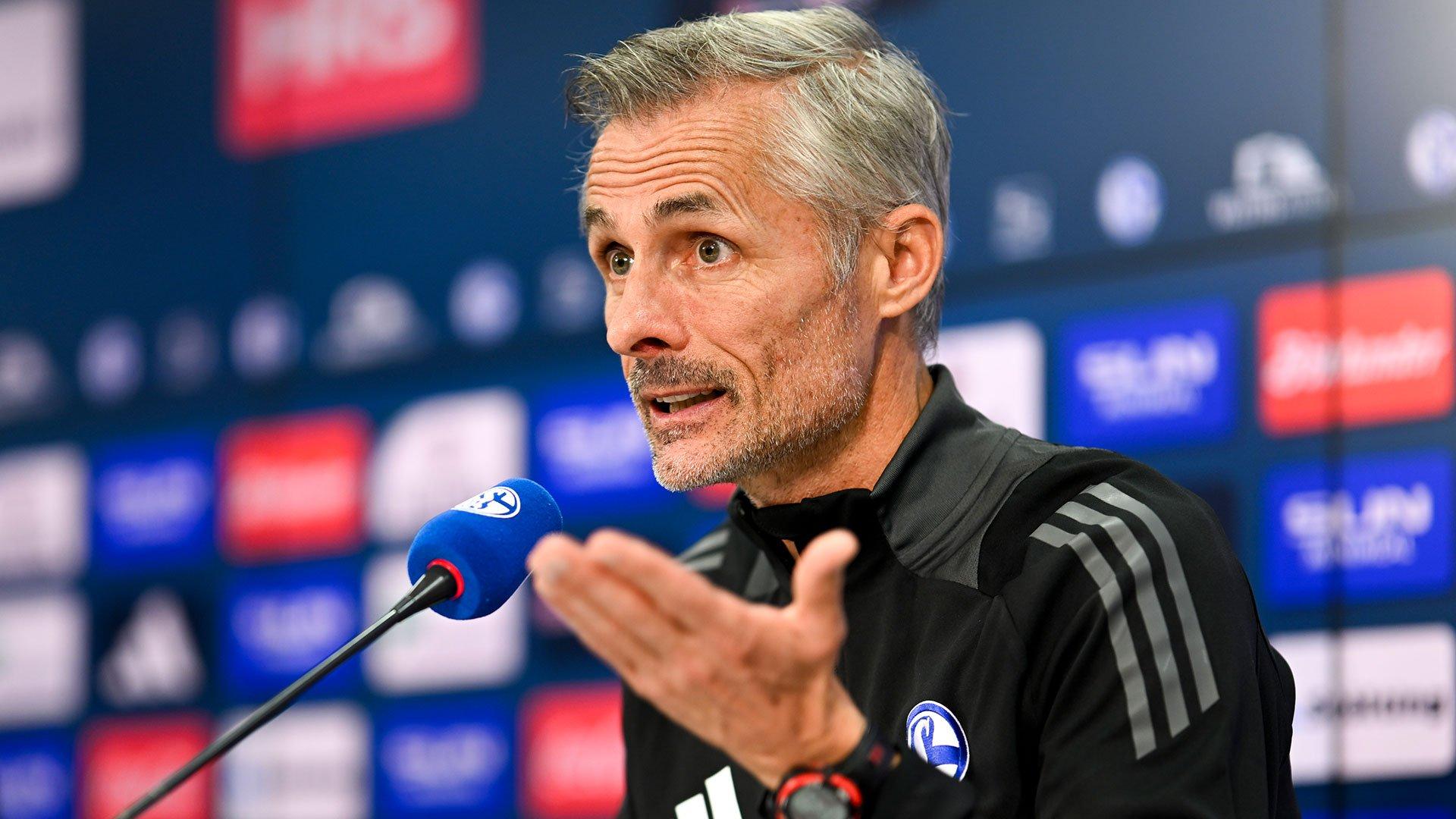 Kees van Wonderen, técnico do Schalke 04, durante coletiva de imprensa.