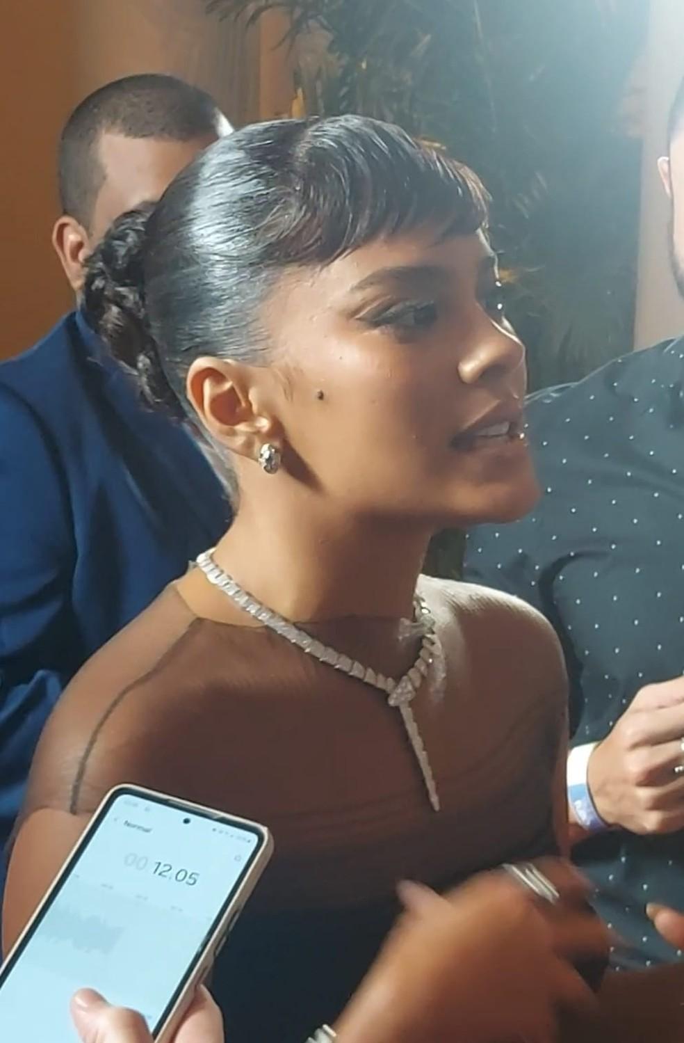 Bella Campos fala com a imprensa na festa de 'Vale tudo' — Foto: Leonardo Ribeiro/Agência O Globo.