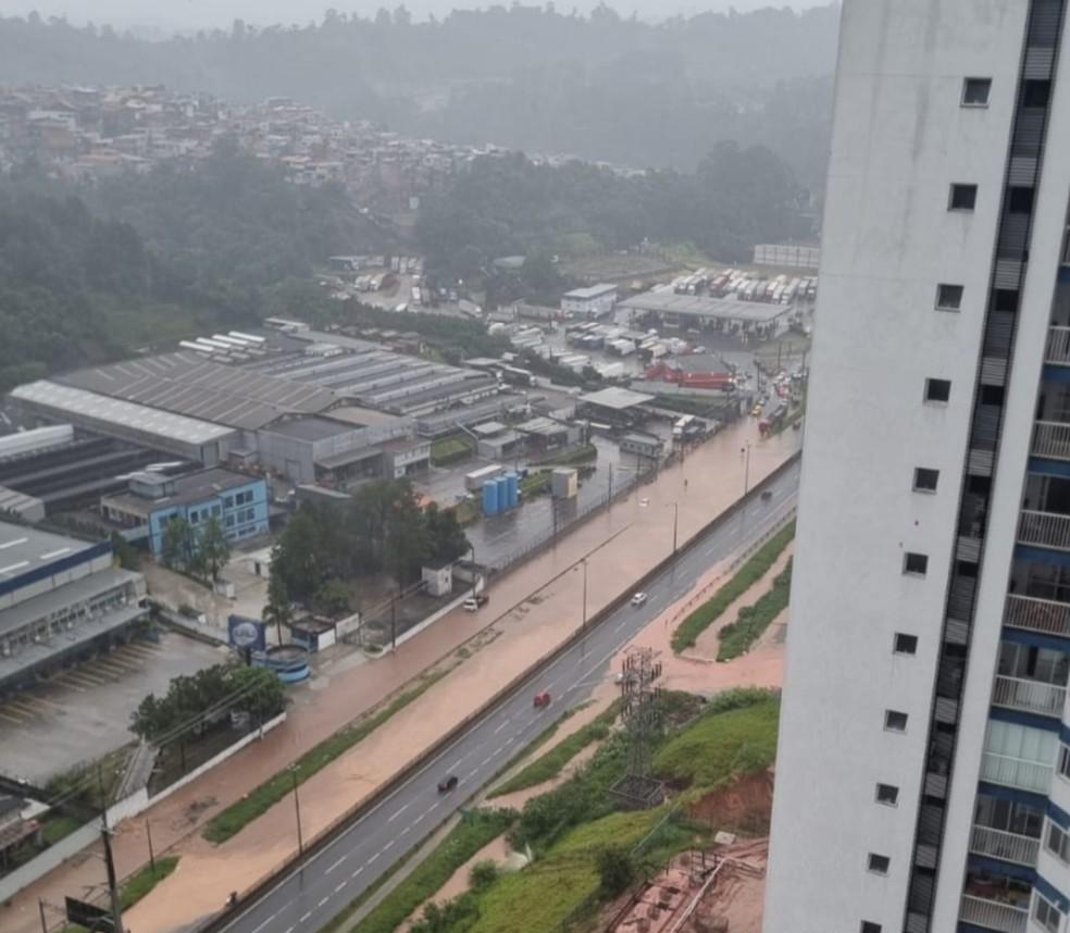 Chuva deixa trecho da rodovia Régis Bittencourt alagado em Embu das Artes.