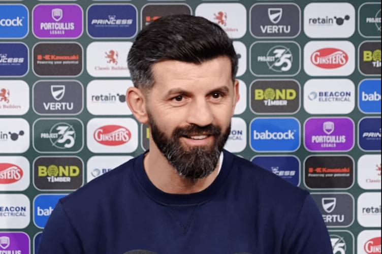 Técnico do Plymouth Argyle, Miron Muslic, em uma partida contra o Cardiff City.