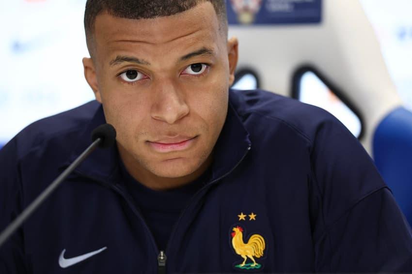 Mbappé concede coletiva em seu retorno